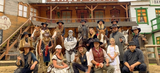 Šiklův mlýn - skupina herců u Saloonu